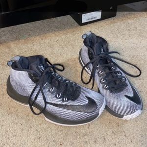 Men’s basketball shoes size 7.5. Only ever been worn twice only on the court.